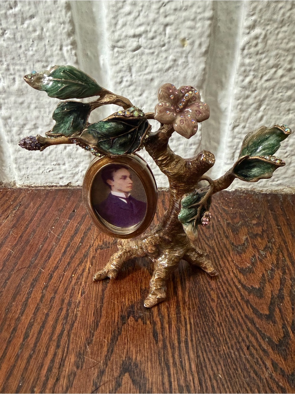 Brand new! Jay Stongwater Eldon Flora & Fauna Family Tree w hanging mini-frame.
